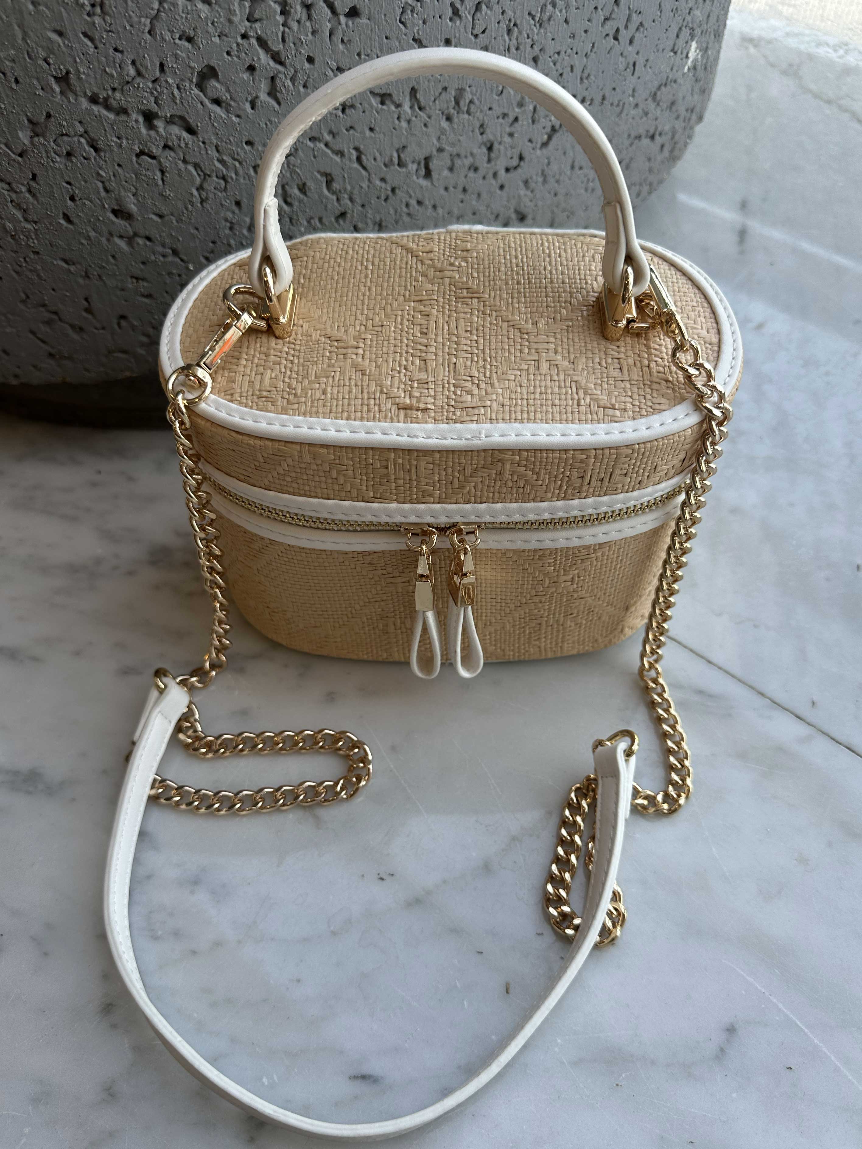 Ana - Sød håndtaske i flet med guldkæde